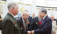 Tổng Bí thư Tô Lâm thăm hỏi, tặng quà cho cựu quân nhân Belarus đã có nhiều đóng góp cho Việt Nam. Ảnh: TTXVN