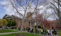 Trong khuôn viên ĐH Harvard. (Ảnh: PBS)