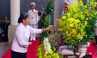 Bà Men Sam On, Phó Chủ tịch Đảng Nhân dân Campuchia (CPP), Chủ tịch Hội đồng quốc gia Mặt trận đoàn kết Phát triển Tổ quốc Campuchia, Chủ tịch Hội hữu nghị Campuchia - Việt Nam, viếng viếng Chủ tịch nước Trần Đức Lương. Ảnh: TTXVN