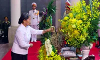Bà Men Sam On, Phó Chủ tịch Đảng Nhân dân Campuchia (CPP), Chủ tịch Hội đồng quốc gia Mặt trận đoàn kết Phát triển Tổ quốc Campuchia, Chủ tịch Hội hữu nghị Campuchia - Việt Nam, viếng viếng Chủ tịch nước Trần Đức Lương. Ảnh: TTXVN