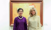 Phu nhân Ngô Phương Ly cùng Phu nhân Tổng thống Pháp xem các tác phẩm mỹ thuật tiêu biểu của Việt Nam