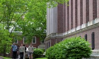 Trong khuôn viên ĐH Harvard. (Ảnh: Reuters)
