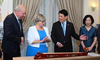 Chủ tịch nước Lương Cường tặng Tổng thống Hungary chiếc đàn bầu