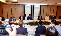 Bộ trưởng Quốc phòng Mỹ Pete Hegseth, Bộ trưởng Quốc phòng Singapore Chan Chun Sing và Cao uỷ phụ trách đối ngoại và an ninh EU Kaja Kallas dự bữa tối bên lề Đối thoại Shangri-La ở Singapore ngày 31/5. (Ảnh: Reuters)