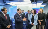 Thủ tướng Phạm Minh Chính trao đổi với đại diện Trung tâm e-Estonia. Ảnh: VGP