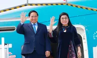 Thủ tướng Phạm Minh Chính và Phu nhân đến sân bay quốc tế Cotê d’Azur Nice. Ảnh: TTXVN