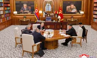 Chủ tịch Triều Tiên Kim Jong Un tiếp Thư ký Hội đồng an ninh Nga Sergei Shoigu ngày 4/6. (Ảnh: KCNA) 