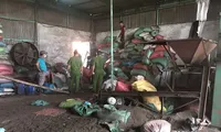 Cơ sở trộn pin vào cà phê phế thải.