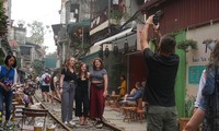 &apos;Giỡn mặt tử thần&apos; ở quán cà phê đường tàu hỏa