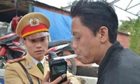 Cảnh sát kiểm tra nồng độ cồn người tham gia giao thông. Ảnh: Thanh Hà