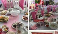 Cỗ bàn đã bày ra theo yêu cầu của khách nhưng không có ai đến dự