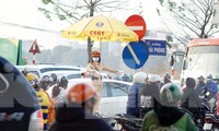 Dòng phương tiện khó nhọc ra khỏi cửa ngõ Thủ đô chiều cuối năm