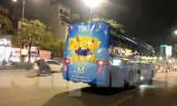 Chiếc xe ô tô dán kín decal quảng cáo lưu thông trên đường.