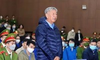 Bị cáo nhiều lần từ chối nhận tiền của Việt Á phải nhận quyết định khởi tố vào ngày nghỉ hưu