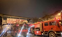 &apos;Giải cứu&apos; người đàn ông có biểu hiện bất thường nằm trên nóc cầu vượt cho người đi bộ 