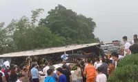 Xe tải lật ngang sau vụ tai nạn liên hoàn giữa 6 ô tô trên cao tốc 