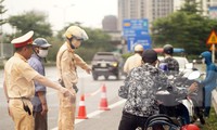 CSGT Hà Nội xử phạt hàng loạt xe máy đi vào đường cấm