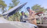 Ngày cuối giảm thuế trước bạ, CSGT hướng dẫn tận tình người dân đến đăng ký ô tô