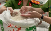 Hà Nội: Hai chủ cửa hàng bắt tay sản xuất, tiêu thụ hàng chục tấn gạo ST25 giả