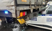 Taxi bất ngờ tông vào đuôi ô tô tải, tài xế tử vong tại chỗ