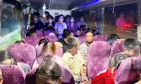 Xe khách 28 chỗ cõng tới 40 người, tài xế đổ lỗi vì 'bà con tha thiết muốn được về nhà'