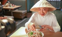 Nữ diễn viên &apos;Thần điêu đại hiệp&apos; đội nón lá ăn phở 