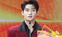 Giữa ồn ào đạo nhái, Hùng Huỳnh vẫn được vinh danh Mỹ nam của năm gây phẫn nộ