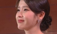 'Khi cuộc đời cho bạn quả quýt' thắng lớn, IU bật khóc ở Baeksang 2025