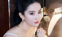 Lưu Diệc Phi ăn phở Việt Nam