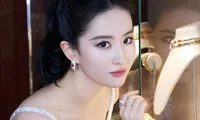 Lưu Diệc Phi ăn phở Việt Nam