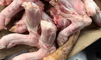 Cận cảnh thịt heo 'lạ' siêu rẻ bày bán bên hông chợ đầu mối Hóc Môn