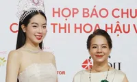 Thanh Thủy, nhà báo Diễm Quỳnh chứng kiến màn ra mắt của 25 thí sinh trước chung kết Hoa hậu Việt Nam