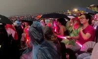 Biển người đổ về Hưng Yên ngày thứ 2, đằm trong mưa giông tầm tã