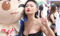 Fan nữ mặc sexy đi xem concert 33 anh trai