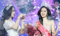 Khoảnh khắc 'tuyệt đối điện ảnh' khi Hoa hậu Thanh Thủy trao vương miện cho Hà Trúc Linh