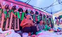 Độc đáo phiên chợ vùng biên, rực rỡ sắc màu thổ cẩm