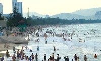 Biển Cửa Lò đông nghịt người ngày đầu nghỉ Quốc khánh