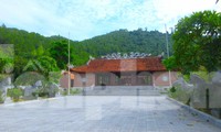 Phát hiện gạch cổ quý hiếm hơn 600 năm trong ngôi đền Vua Hồ