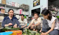 Người dân ở làng nghề bánh chưng làm &apos;quên ăn, quên ngủ&apos; ngày Tết