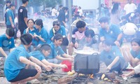 Chiến sĩ bộ đội hướng dẫn du học sinh Lào gói bánh chưng, trải nghiệm Tết Việt