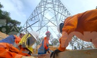 Công nhân mướt mồ hôi dựng cột điện 500kV mạch 3 dưới nắng nóng 40 độ C