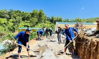 &apos;Cõng&apos; vật liệu lên núi làm đường đến trường