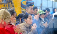 Cúng vàng thỏi, ngựa giấy ngày vía Thần Tài ở ngôi đền nổi tiếng linh thiêng