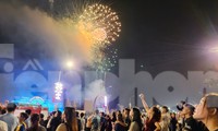 Biển người đổ về Cửa Lò thưởng thức 'đại tiệc' pháo hoa