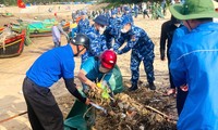 Cảnh sát biển và đoàn viên làm sạch bờ biển, tuyên truyền chống khai thác IUU