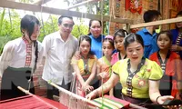 Bạn trẻ Nghệ An trải nghiệm trò chơi dân gian, nấu cơm lam, làm bánh đặc sản