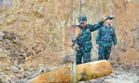 Phát hiện quả bom nửa tấn dưới lòng đất khi cải tạo vườn trồng cây