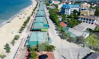 Nhếch nhác hàng chục ki ốt chắn biển Thiên Cầm
