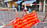Hình ảnh người TPHCM tiếp tục dựng &apos;pháo đài&apos; chống dịch thêm 2 tuần
