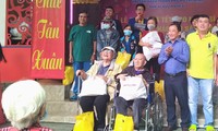 Các nghệ sĩ lão thành vui mừng nhận quà Tết Quý Mão (Ảnh: Nguyên Anh)